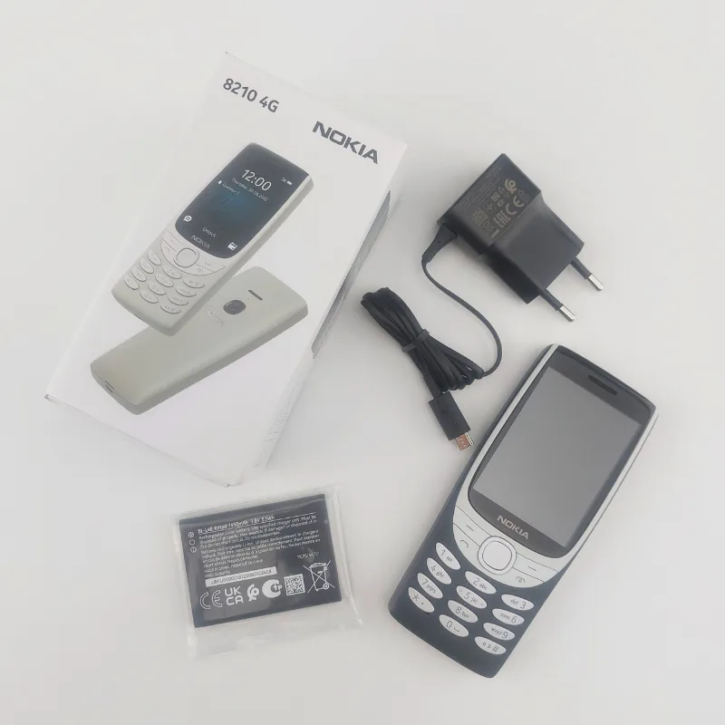 Nokia 8210 Sadržaj u pakovanju Uživo